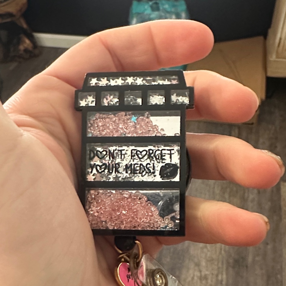 Betsey Johnson shaker name badge reel - Picture 3 of 5